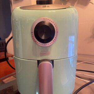 Dash  Compact Air Fryer 2Qt. New. No box.